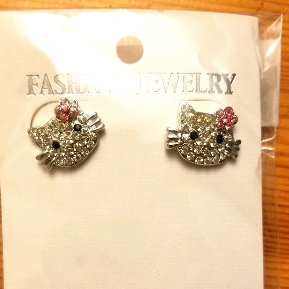 Hello kitty earing